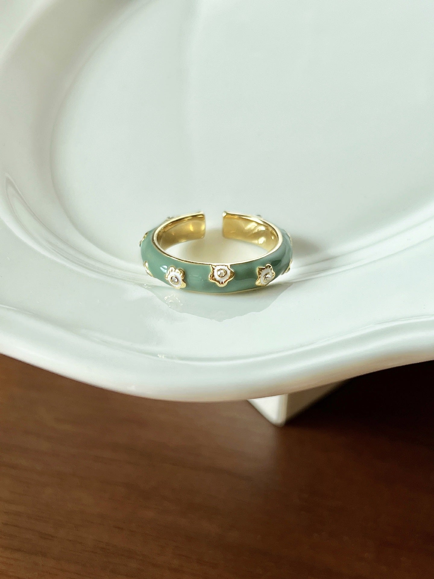 Floral adjustable ring